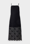 Schwarzes Spitzenkleid mit Spaghetti-Trägern, das mit filigranen Blumenmustern verziert ist. Der Saum ist gewellt und fügt dem Stoffdesign Detail hinzu.