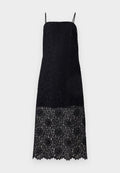 Schwarzes Spitzenkleid mit Spaghetti-Trägern, das mit filigranen Blumenmustern verziert ist. Der Saum ist gewellt und fügt dem Stoffdesign Detail hinzu.
