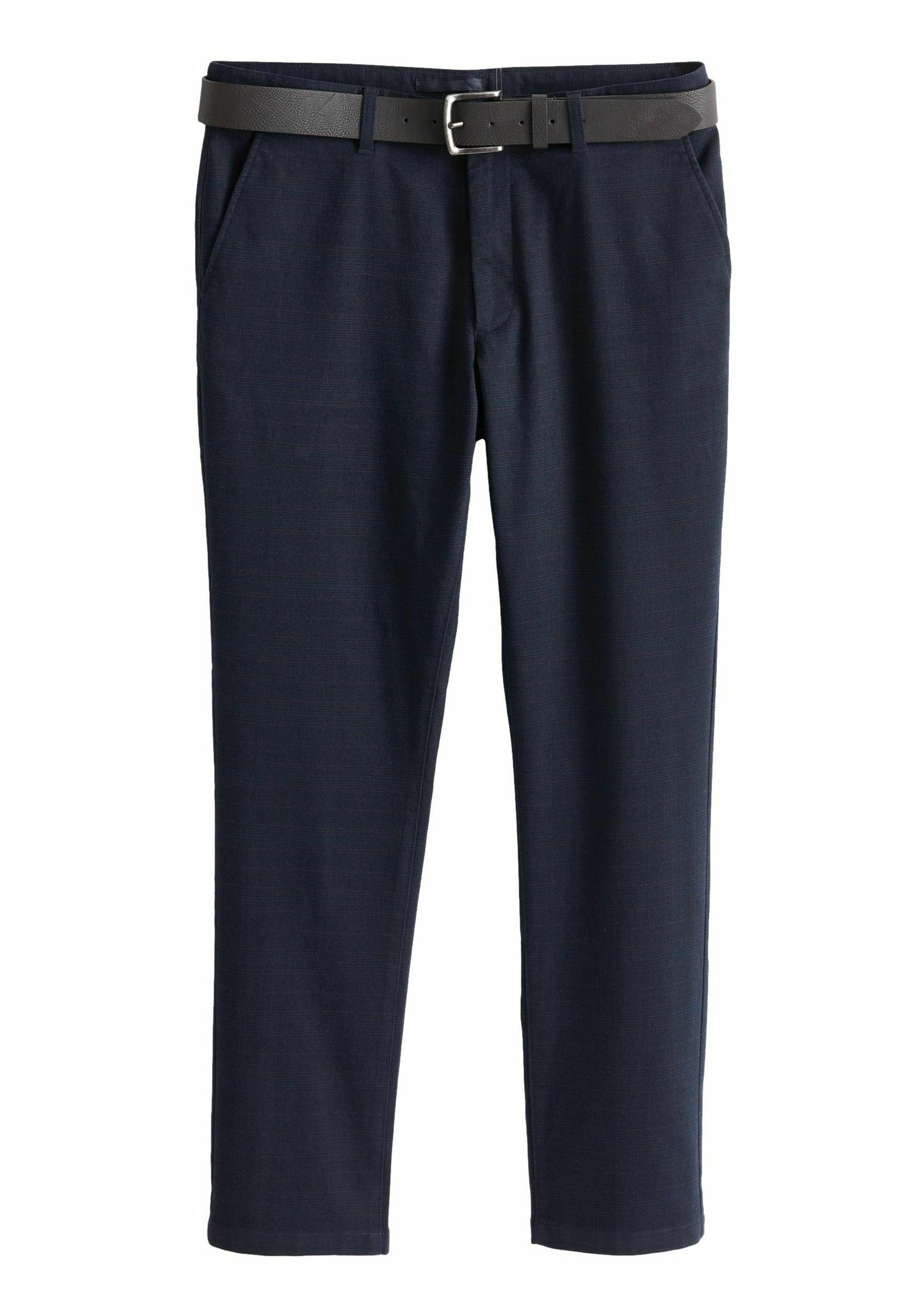 Marineblaue Slim-Fit-Hosen mit Seitentaschen und einem schwarzen Ledergürtel mit silberner Schnalle, flach auf einem weißen Hintergrund präsentiert.