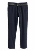 Marineblaue Slim-Fit-Hosen mit Seitentaschen und einem schwarzen Ledergürtel mit silberner Schnalle, flach auf einem weißen Hintergrund präsentiert.