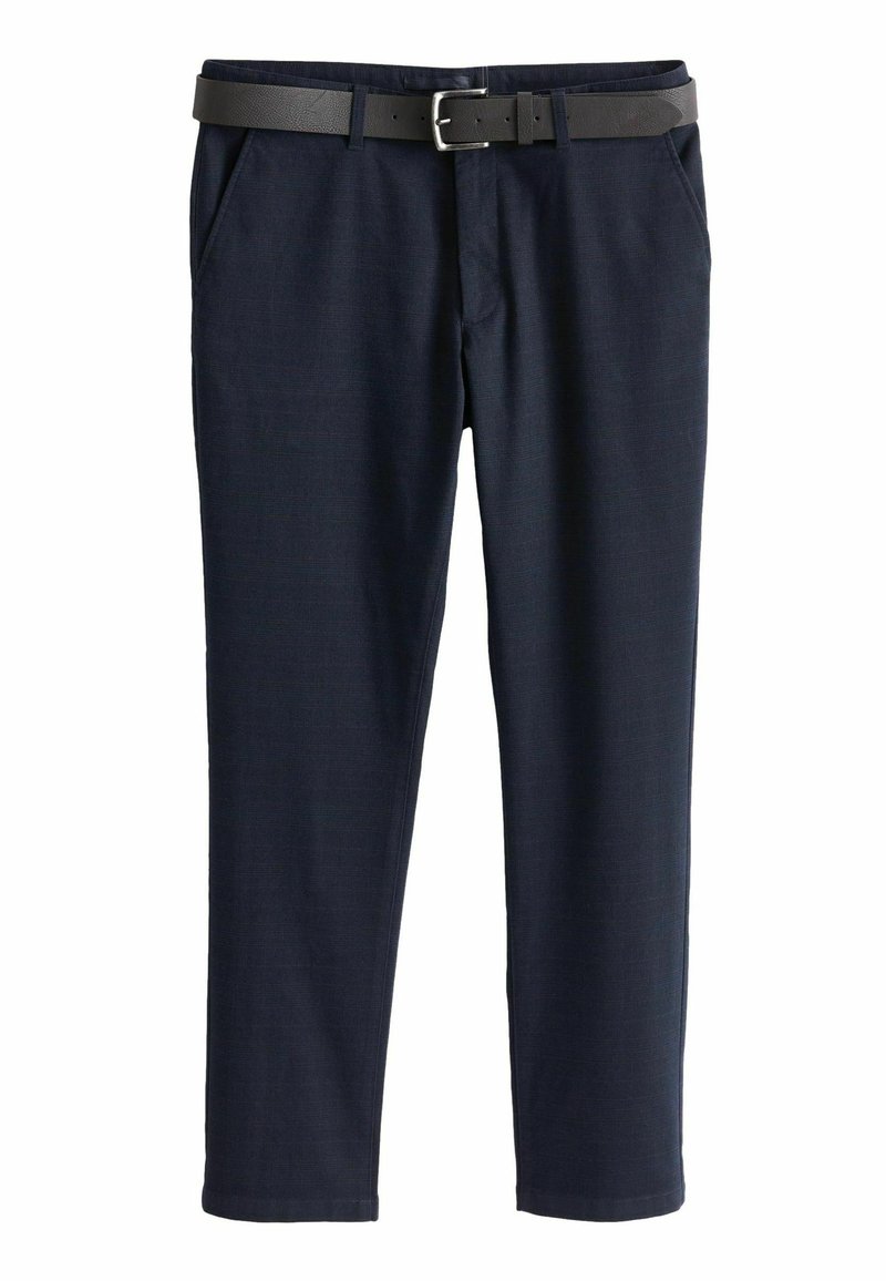 Marineblaue Slim-Fit-Hosen mit Seitentaschen und einem schwarzen Ledergürtel mit silberner Schnalle, flach auf einem weißen Hintergrund präsentiert.