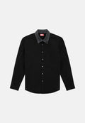 Schwarzes Langarmshirt mit einem kontrastierenden grauen Denim-Kragen, knopfloser Vorderseite und weichem, strukturiertem Stoff. Präsentiert ein rotes Markenetikett am Kragen.
