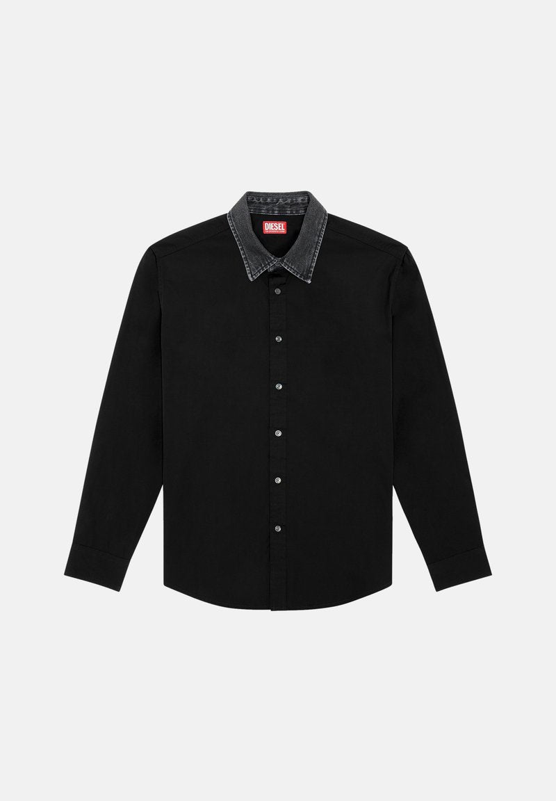 Schwarzes Langarmshirt mit einem kontrastierenden grauen Denim-Kragen, knopfloser Vorderseite und weichem, strukturiertem Stoff. Präsentiert ein rotes Markenetikett am Kragen.