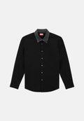 Schwarzes Langarmshirt mit einem kontrastierenden grauen Denim-Kragen, knopfloser Vorderseite und weichem, strukturiertem Stoff. Präsentiert ein rotes Markenetikett am Kragen.