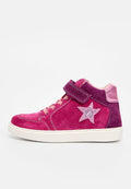 Rosa Wildleder High-Top Sneakers mit einem Klettverschluss, versehen mit einem glitzernden silbernen Sternelement und kontrastierendem rosa Nähten auf einer weißen Sohle.