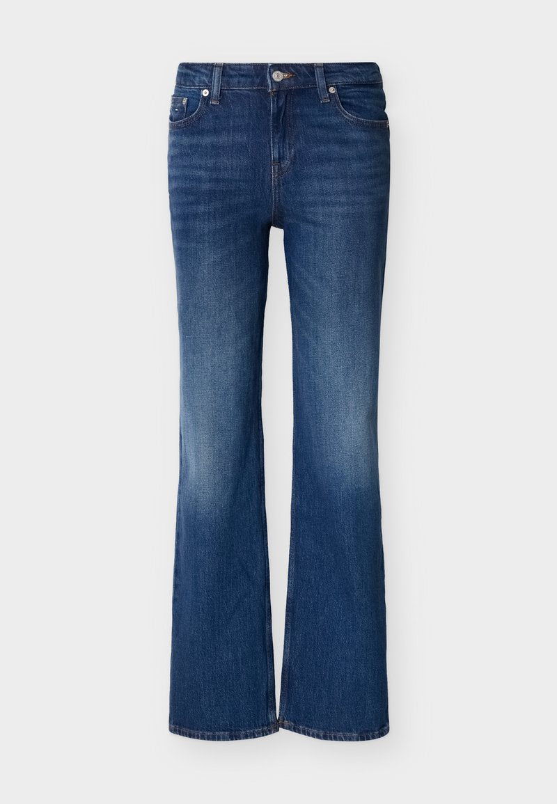 Dunkelblaue Jeans aus Denim mit leicht ausgestelltem Bein, vorderer Knopf- und Reißverschluss sowie Front- und Gesäßtaschen vor neutralem Hintergrund.