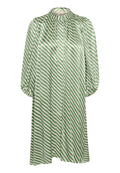 Grün-weißer, schräg gestreifter Midikleid mit hohem Ausschnitt, langen Puffärmeln und Knopfverschluss am Kragen.