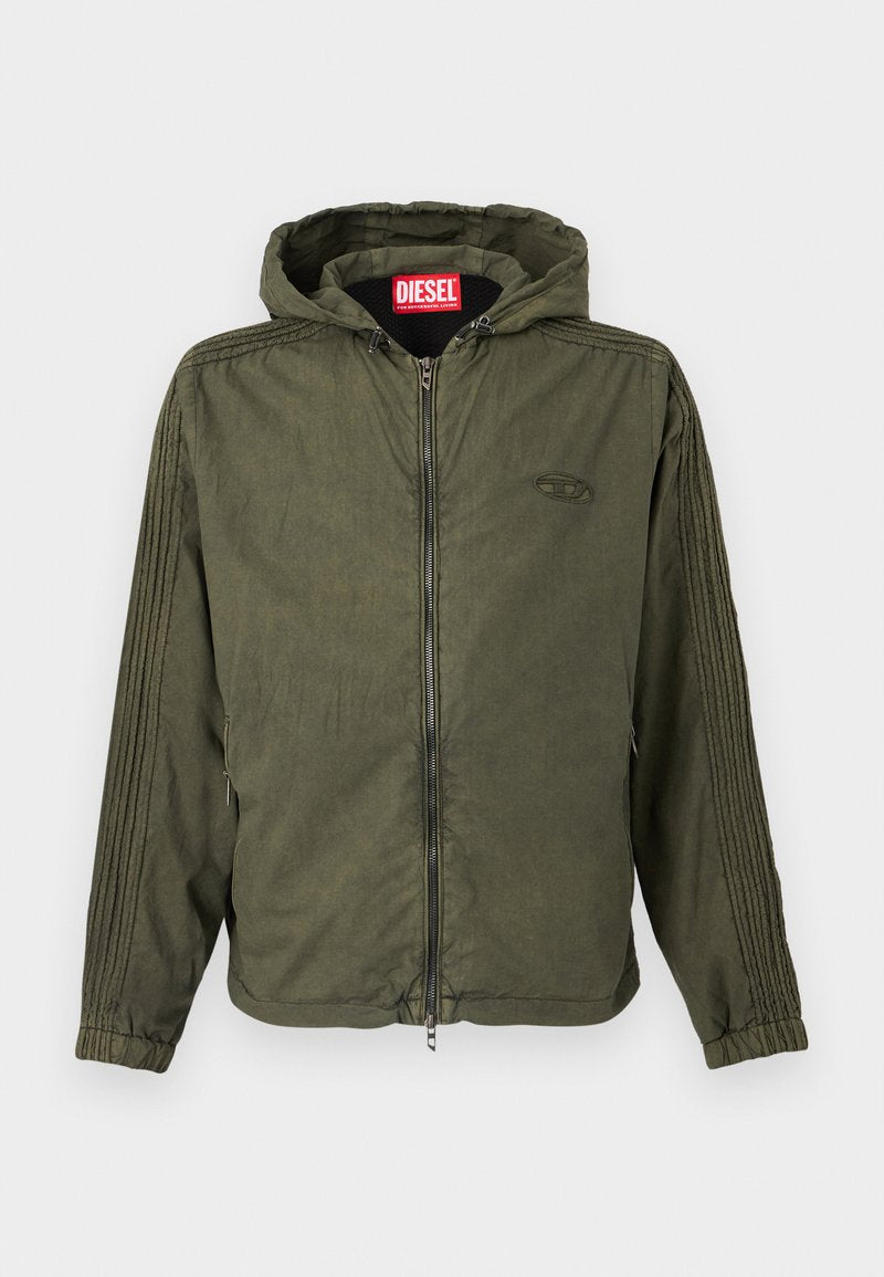 Olivgrüne Kapuzenjacke aus leichtem Stoff. Verfügt über einen Frontreißverschluss, elastische Bündchen und strukturierte Streifen entlang der Seiten. Markenlogo sichtbar.