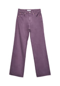 Lila hochtaillierte gerade Jeans mit Fronttaschen und Knopfverschluss auf einem weißen Hintergrund.