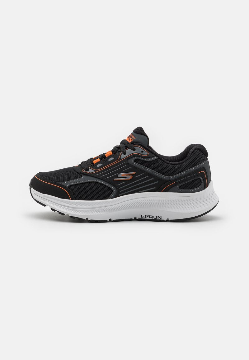 Schwarzer Sportschuh mit einem Mesh-Obermaterial und orangen Akzenten, einer gepolsterten weißen Zwischensohle und einer strukturierten Gummisohle für besseren Halt.