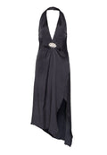 Schwarzes Halfterkleid aus Satin, mit tiefem V-Ausschnitt, geraffter Taille, silbernen Hardware-Akzenten und asymmetrischem Saum.