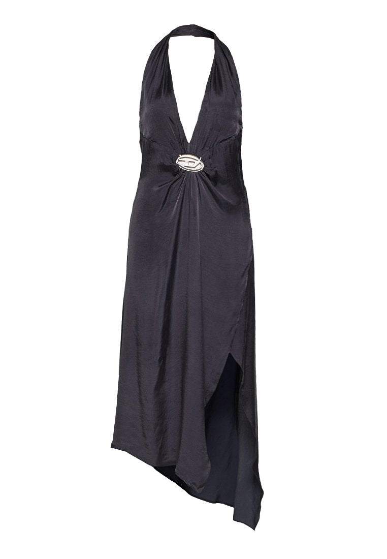 Schwarzes Halfterkleid aus Satin, mit tiefem V-Ausschnitt, geraffter Taille, silbernen Hardware-Akzenten und asymmetrischem Saum.