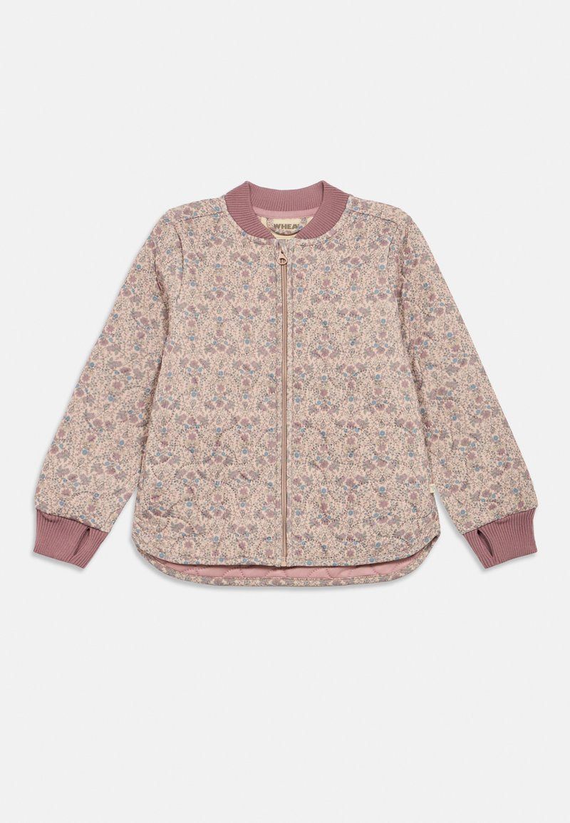 Helle rosa Bomberjacke mit floralem Muster, gerippten Bündchen und Kragen. Verfügt über einen durchgehenden Reißverschluss und ein gestepptes Innenfutter. Die Vorderseite hat ein feines Muster.