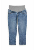 Hellblaue Denim-Jeans mit einem grauen elastischen Bund. Sie verfügen über fünf Taschen und gerade Beine, mit subtilen Auswaschungen und Nähdetails.