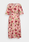 Florales Maxikleid in Hellrosa, mit kurzen Ärmeln, einem V-Ausschnitt mit einer Binde hinten und einem Muster aus roten und grünen Blumen auf dem Stoff.