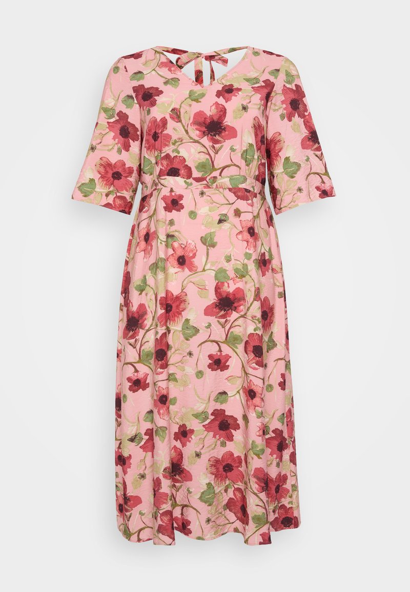 Florales Maxikleid in Hellrosa, mit kurzen Ärmeln, einem V-Ausschnitt mit einer Binde hinten und einem Muster aus roten und grünen Blumen auf dem Stoff.