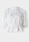 Weißes Bluse mit Puffärmeln, gestickten Ausschnitten im Oberteil, Peplum-Taille und Spitzenbesatz am Halsauschnitt und Saum.