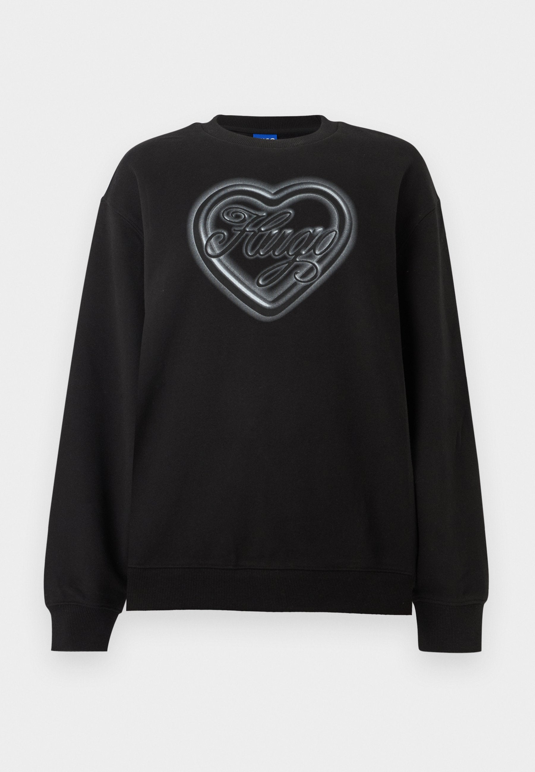 Schwarzer Pullover mit langen Ärmeln, Rippbündchen an Ärmeln und Saum, mit einem metallisch silbernen Herzmotiv und dem kursiven Schriftzug "Hugo" in der Mitte.