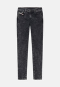 Schwarze Jeans aus Denim mit einem ausgewaschenen Finish, schmaler Schnitt, Fünf-Taschen-Design, kontrastierende Nähte und einem kleinen Markenetikett auf der Vordertasche.