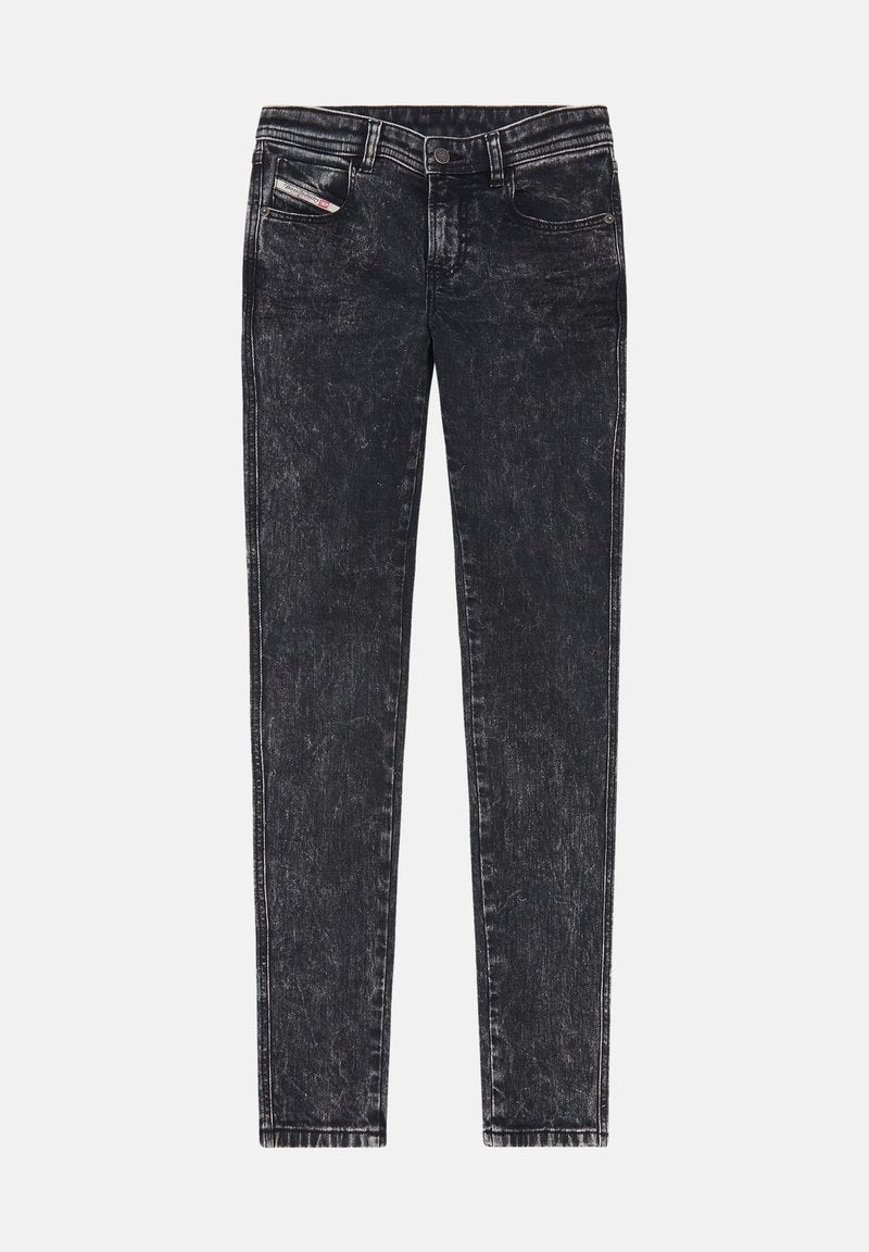 Schwarze Jeans aus Denim mit einem ausgewaschenen Finish, schmaler Schnitt, Fünf-Taschen-Design, kontrastierende Nähte und einem kleinen Markenetikett auf der Vordertasche.