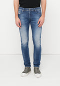 Schmal geschnittene blaue Jeans mit ausgewaschenen Details, fünf Taschen und Knopfverschluss. Kombiniert mit grauen High-Top-Sneakers.
