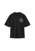 Schwarzes Baumwoll-T-Shirt mit kurzen Ärmeln, Rundhalsausschnitt und einem weißen Grafiklogo auf der linken Brustseite. Glatte Textur, lockere Passform.