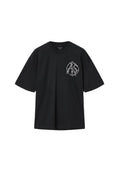 Schwarzes Baumwoll-T-Shirt mit kurzen Ärmeln, Rundhalsausschnitt und einem weißen Grafiklogo auf der linken Brustseite. Glatte Textur, lockere Passform.