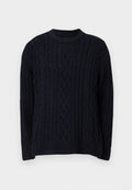 Dunkelblauer Kabelstrickpullover mit langen Ärmeln und geripptem Rundhalsausschnitt, Saum und Bündchen, der detaillierte Strickmuster zeigt.