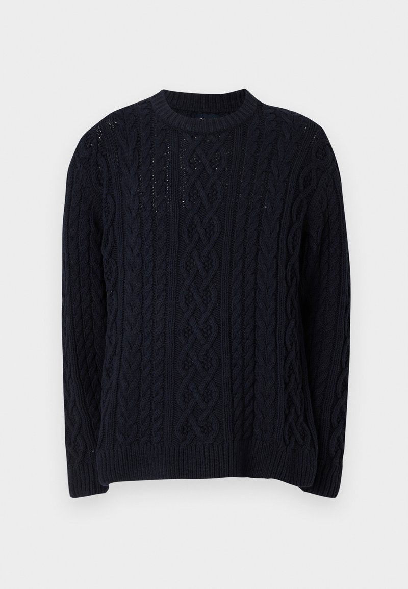 Dunkelblauer Kabelstrickpullover mit langen Ärmeln und geripptem Rundhalsausschnitt, Saum und Bündchen, der detaillierte Strickmuster zeigt.