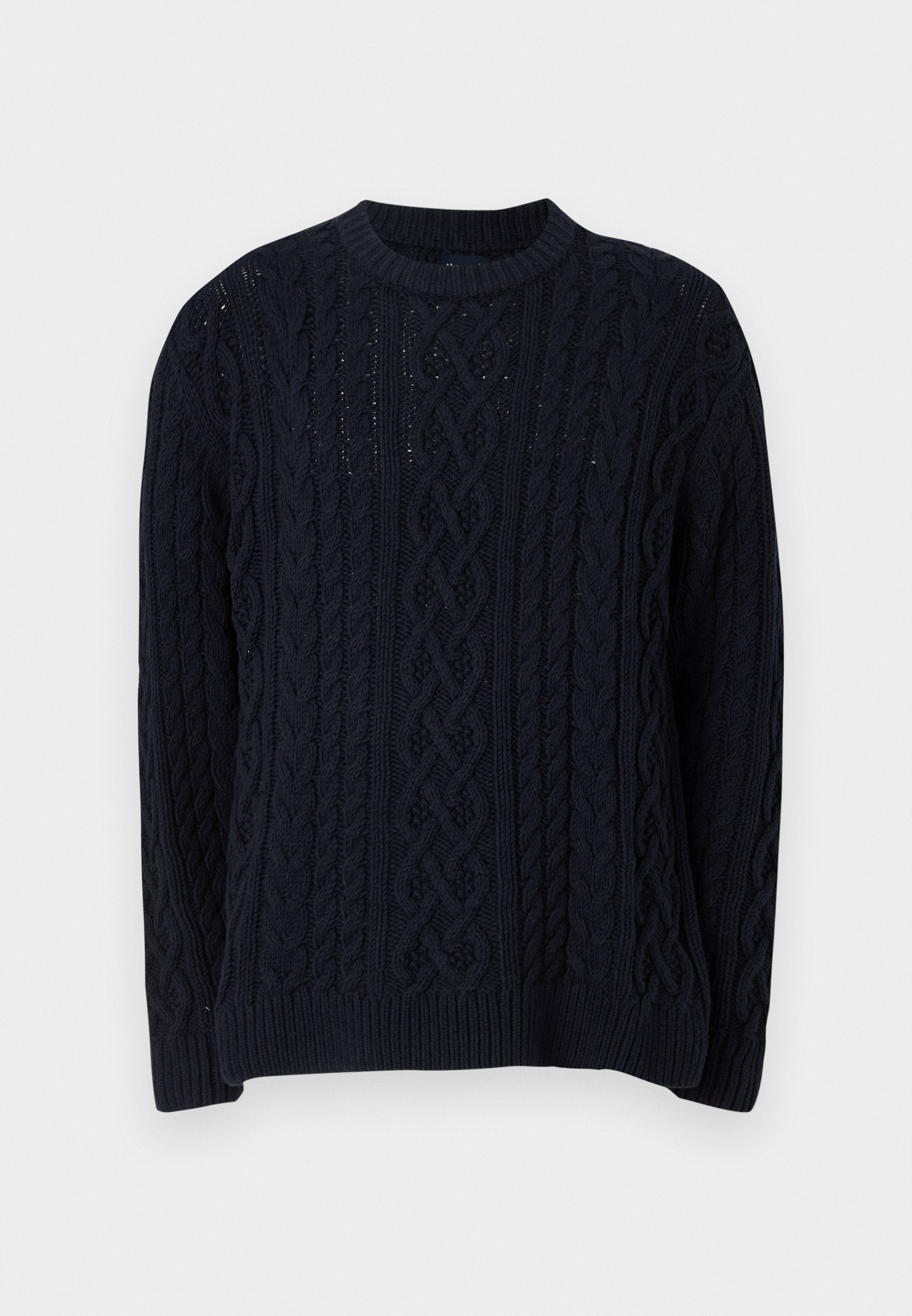 Dunkelblauer Kabelstrickpullover mit langen Ärmeln und geripptem Rundhalsausschnitt, Saum und Bündchen, der detaillierte Strickmuster zeigt.