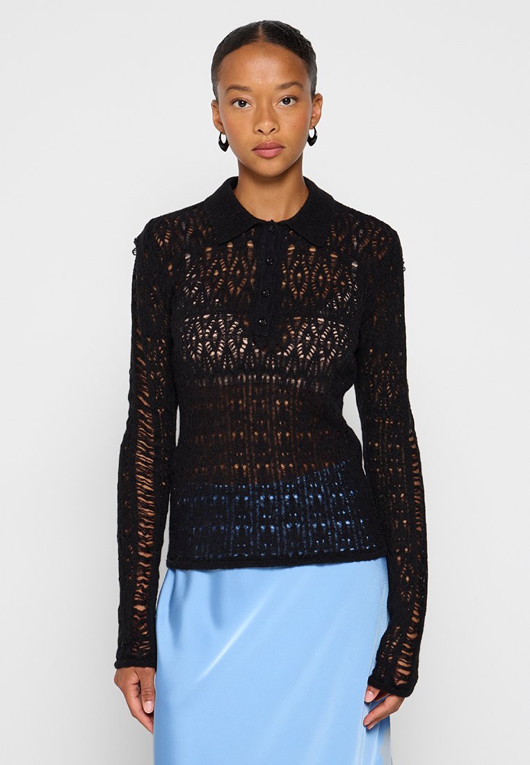 Schwarzer Spitzen-Polo-Pullover mit langen Ärmeln und Knopfleiste, der ein aufwändiges Offene-Muster und eine gerippte Textur am Bund aufweist.