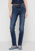 Dunkelblaue Denim-Jeans im Slim-Fit, mit genähten Taschen und einem leicht ausgewaschenen Look. Kombiniert mit hellblauen flachen Schuhen.