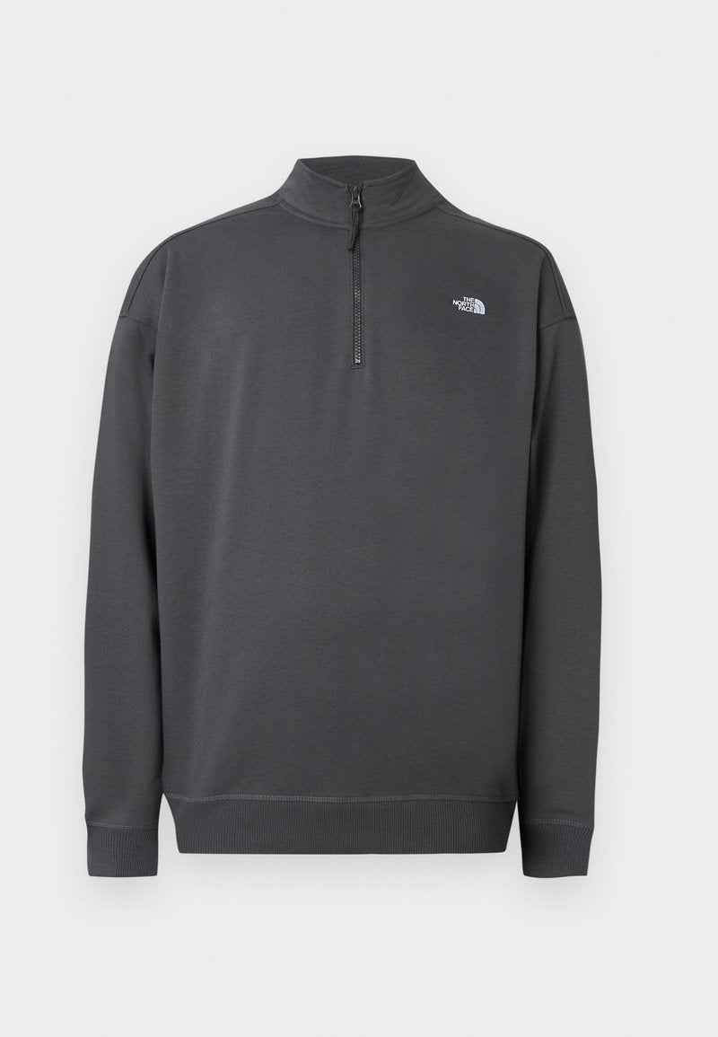 Dunkelgrauer Langarm-Pullover mit Viertel-Reißverschluss am Kragen und kleinem weißen The North Face Logo auf der linken Brust.