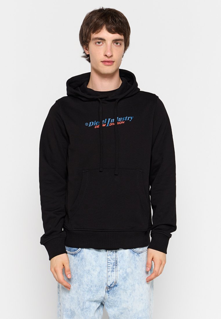 Schwarzer Kapuzenpullover mit einer Fronttasche, zentral auf der Brust mit einem blauen und roten "Diesel Industry"-Logo versehen. Weicher Stoff.
