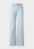 Hellblaue Denim-Jeans mit geradem Bein, hoher Taille, subtiler Textur und kontrastierenden Nähten. Verfügt über fünf Taschen und metallische Beschläge.