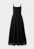 Schwarzes Maxikleid mit Spaghetti-Trägern, tailliertem Oberteil und gerafftem, fließendem Rock aus glattem Stoff. Der Saum hat eine transparente Overlay.