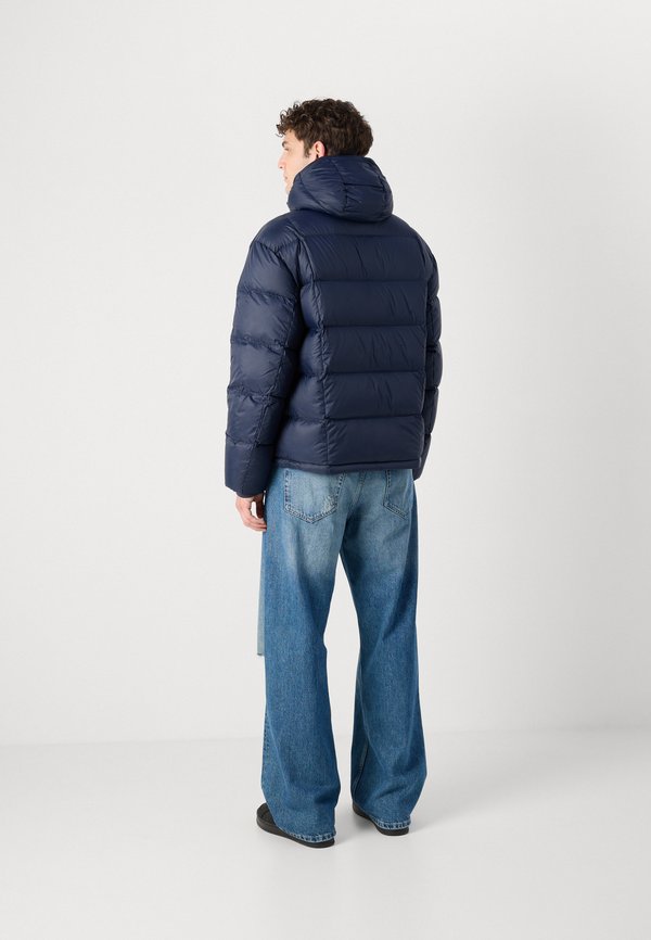 Calvin Klein DETACHABLE HOOD