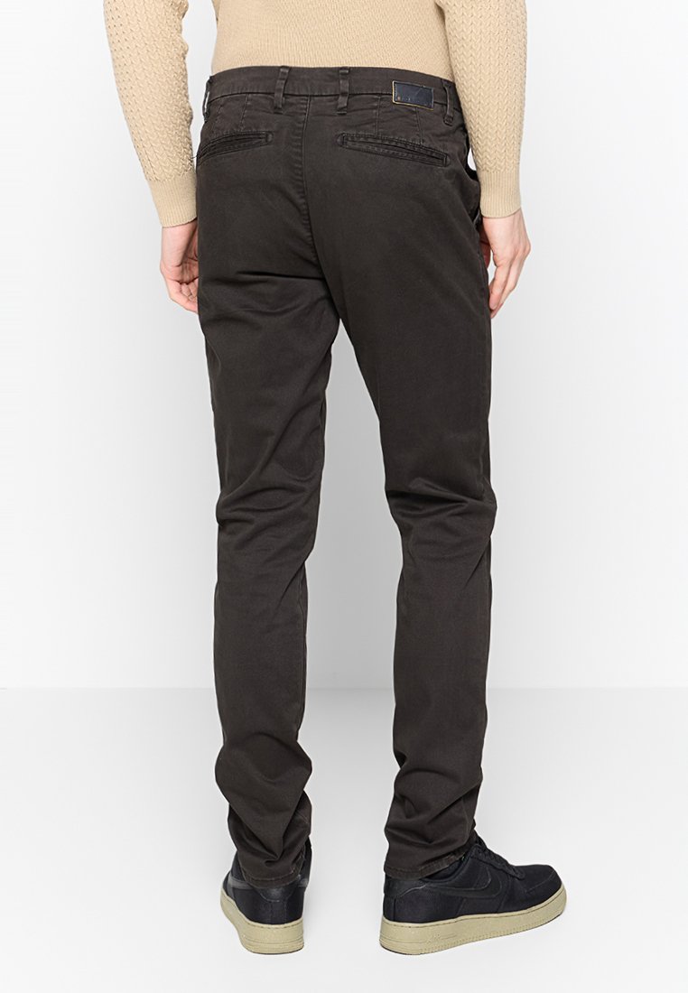 NO EXCESS Chino Media 3
