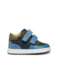 Sneaker mit blauen, grünen und marineblauen Leder- und Suède-Paneelen; verfügt über ein durchlöchertes Design und zwei Klettverschluss-Riemen; weiße Gummisohle.