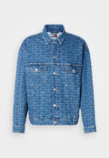 Jeansjacke in Hellblau mit durchgehendem Logo-Muster. Verfügt über einen Kragen, eine vordere Knopfleiste und zwei Brusttaschen.