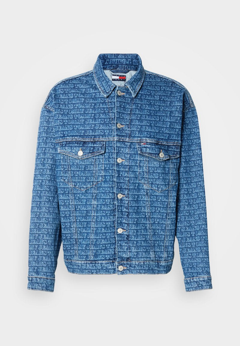 Jeansjacke in Hellblau mit durchgehendem Logo-Muster. Verfügt über einen Kragen, eine vordere Knopfleiste und zwei Brusttaschen.