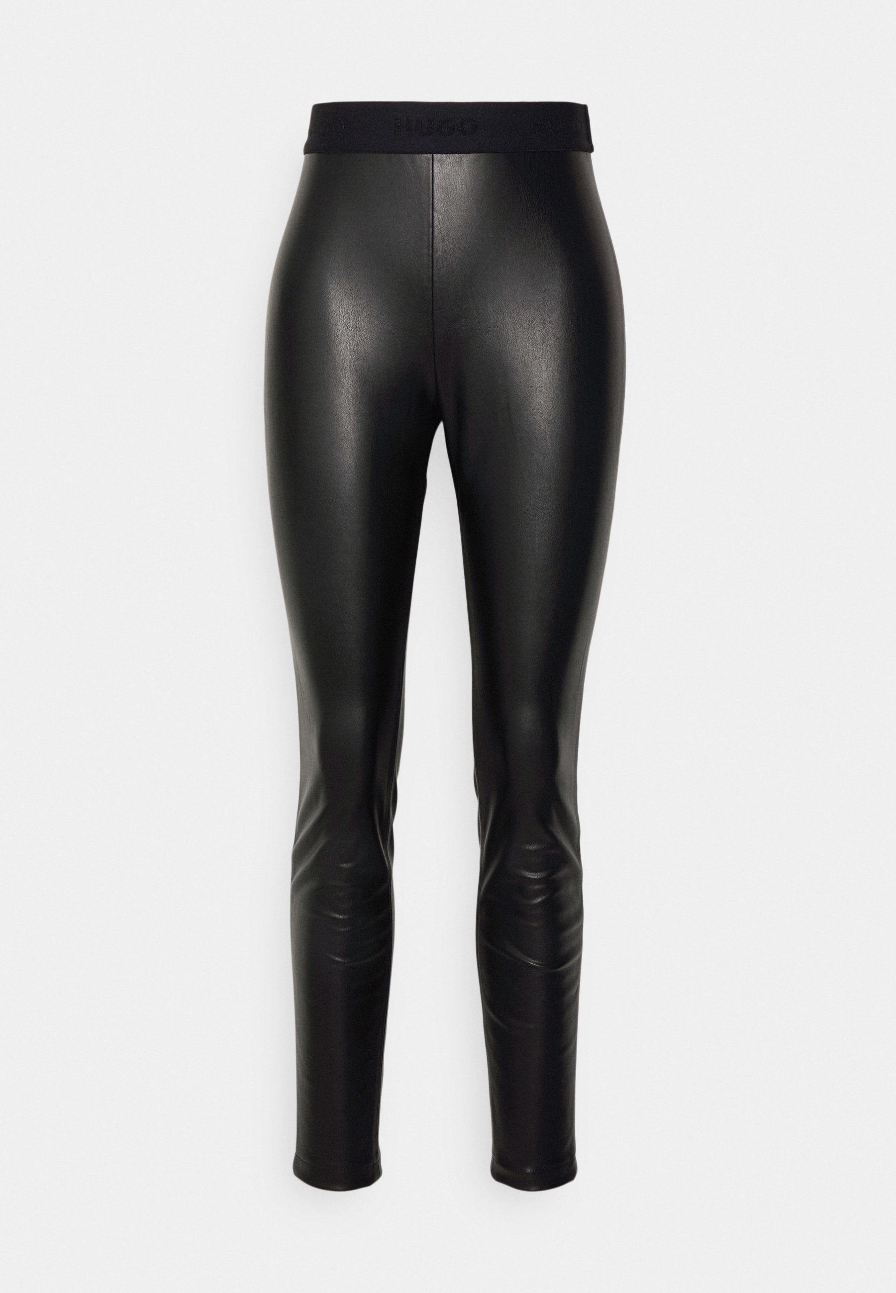 Schwarze Lederleggings mit glatter Textur, ausgestattet mit einem hohen Bund, der mit "HUGO" geprägt ist. Figurbetontes Design, schmal zulaufende Beine, keine sichtbaren Beschläge.