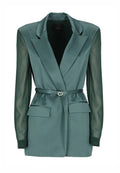 Türkiser Blazer mit satinierter Vorderseite und transparenten Ärmeln, taillierte Silhouette, scharfe Revers, taillierter Bund und zwei Vordertaschen. Akzentuierung mit silberfarbenen Beschlägen.