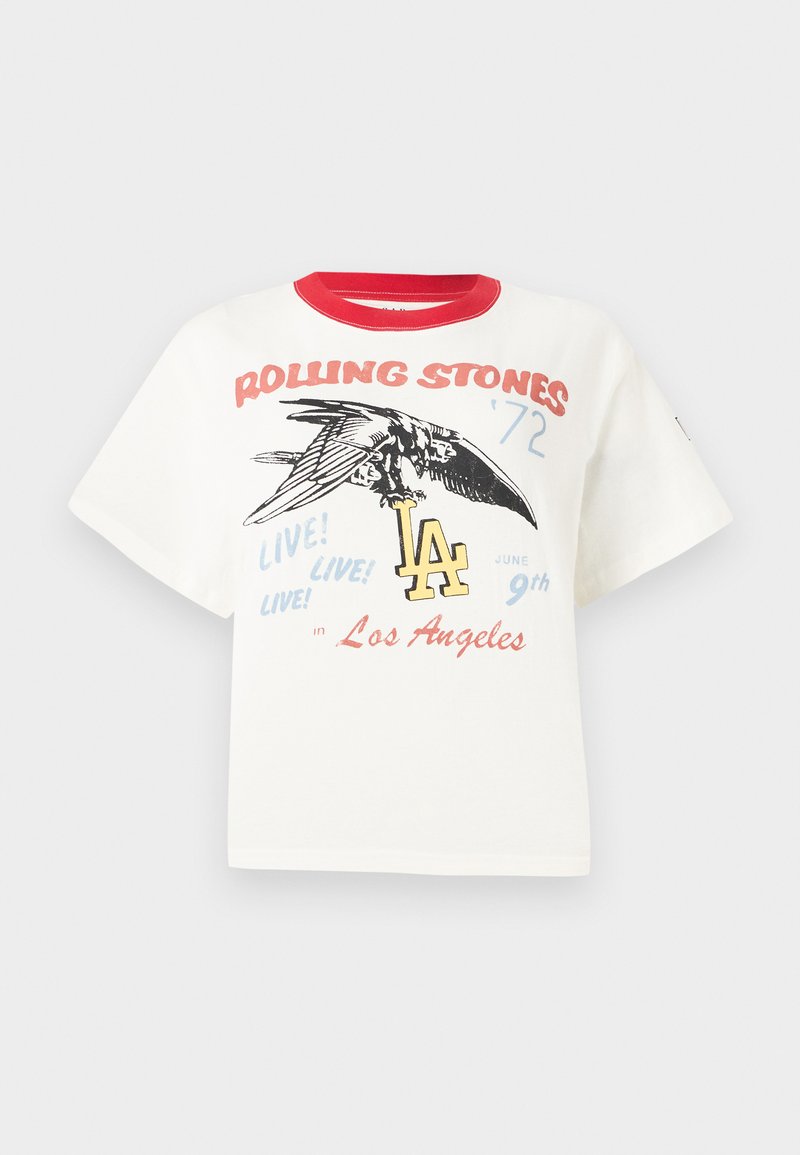 Weißes Baumwoll-T-Shirt mit rotem Rundhalsausschnitt, das ein Grafikmotiv eines Vogels, den Text "Rolling Stones '72" und Designelemente mit "LA" in verschiedenen Farben zeigt.
