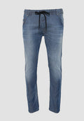 Blaue Jeans aus Denim mit Kordelzug in der Taille, geradem Bein und Fronttaschen. Der Stoff zeigt dezentes Ausbleichen und eine glatte Textur.