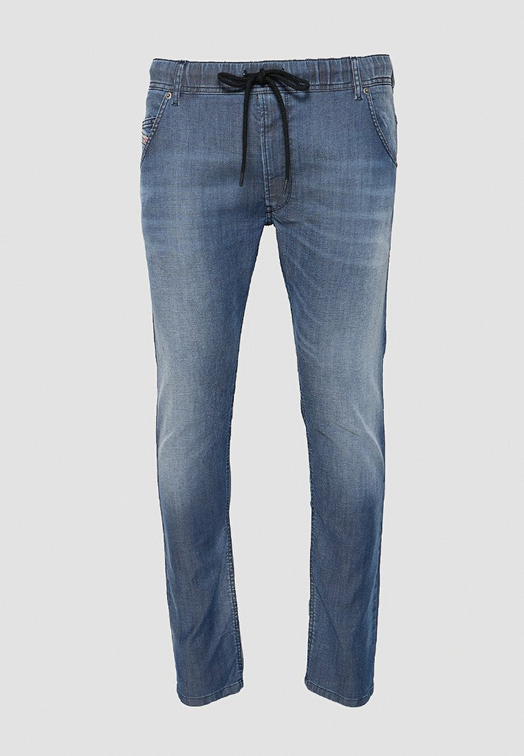 Blaue Jeans aus Denim mit Kordelzug in der Taille, geradem Bein und Fronttaschen. Der Stoff zeigt dezentes Ausbleichen und eine glatte Textur.