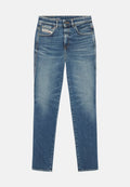 Hellblaue Denim-Jeans mit geradem Bein, die über vordere und hintere Taschen, dezente Ausbleichungen und einen Knopfverschluss verfügen.