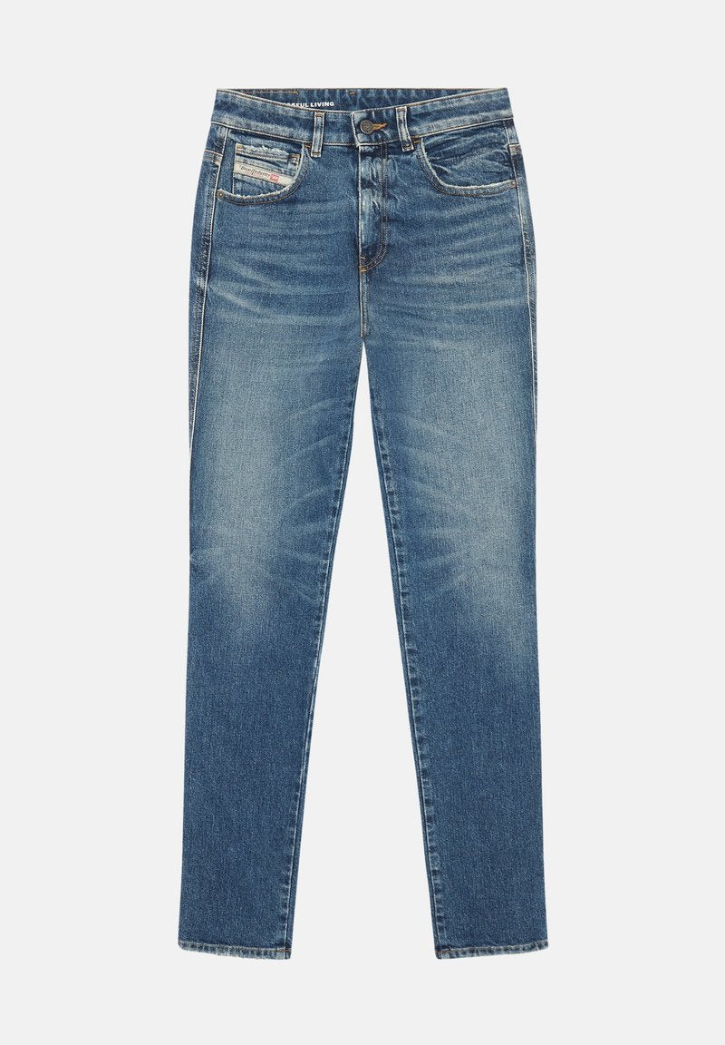 Hellblaue Denim-Jeans mit geradem Bein, die über vordere und hintere Taschen, dezente Ausbleichungen und einen Knopfverschluss verfügen.