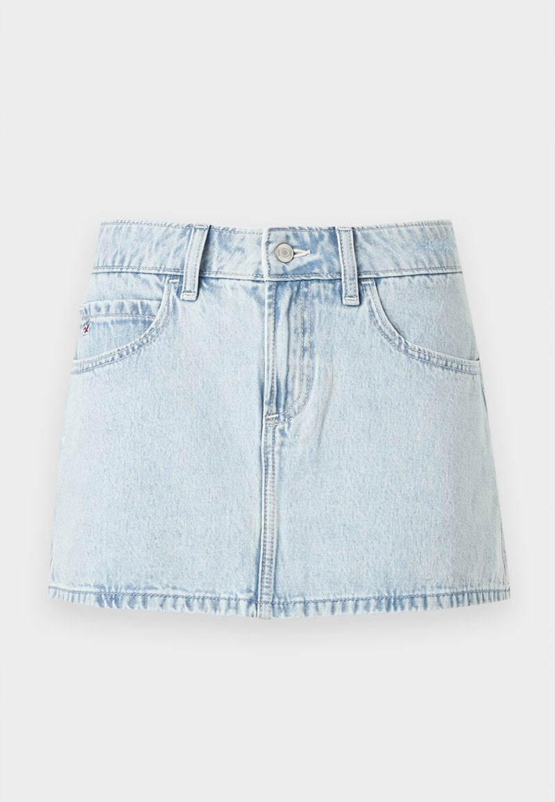 Hellblauer Denim-Minirock mit vorderem Knopf, Gürtelschlaufen und vorderen Taschen, dargestellt vor einem weißen Hintergrund.