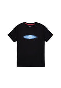 Schwarzes Baumwoll-T-Shirt mit einem zentralen blauen Grafikdesign mit Blitzmotiven und einem Logo, Rundhalsausschnitt, kurzen Ärmeln und geradem Saum.